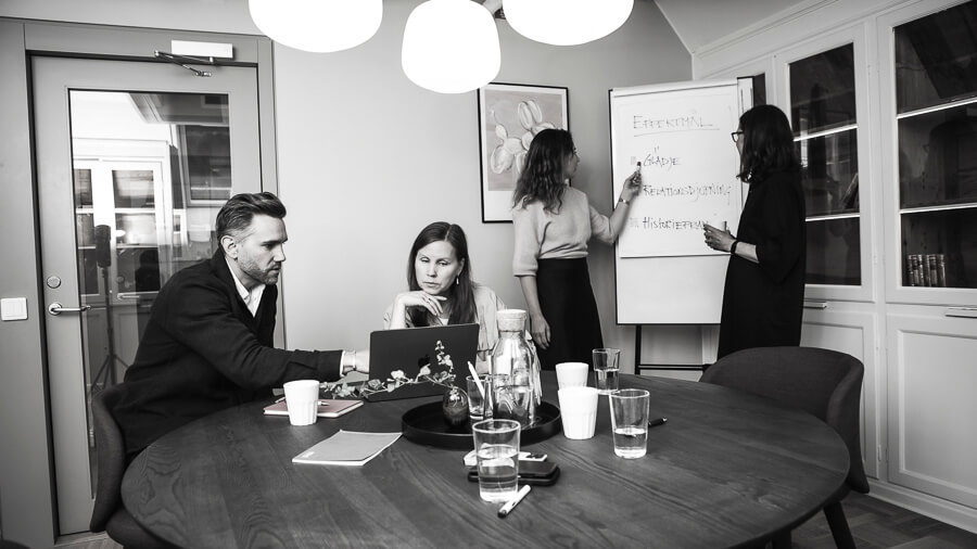 Team arbetar med OKR målstyrning under workshop i konferensrum