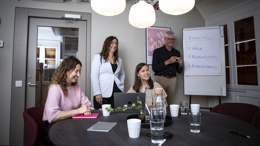 Kollegor i ett mötesrum genomför en workshop i förändringsledning